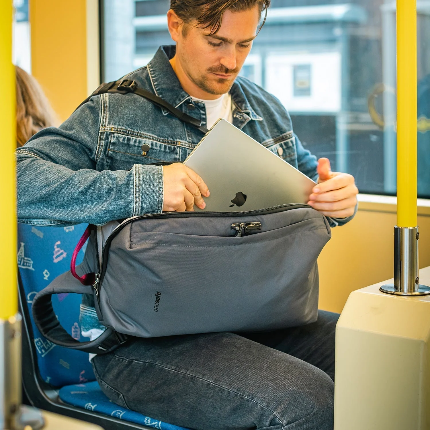 Pacsafe® V anti-theft commuter backpack (Fits 13" / 16" Laptop) - Image 2